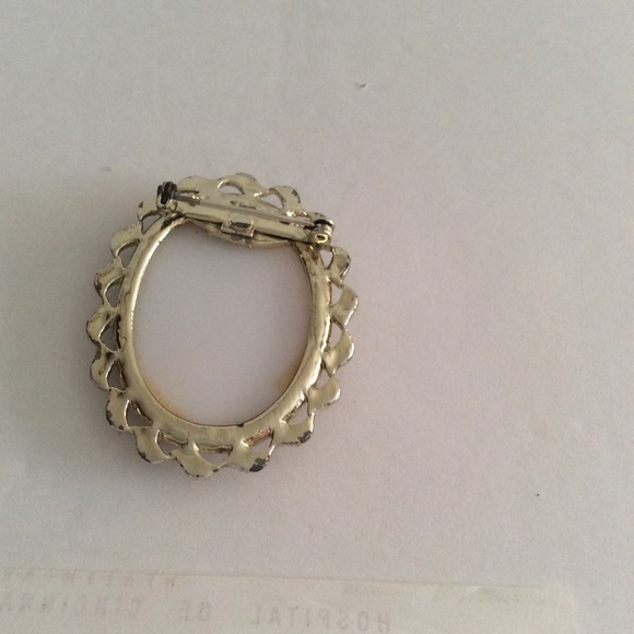 COPY - Vintage pin women’s gold tone paint porcelain Sc - Picture 3 of 3